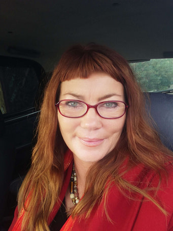 helena rød jakke i bil